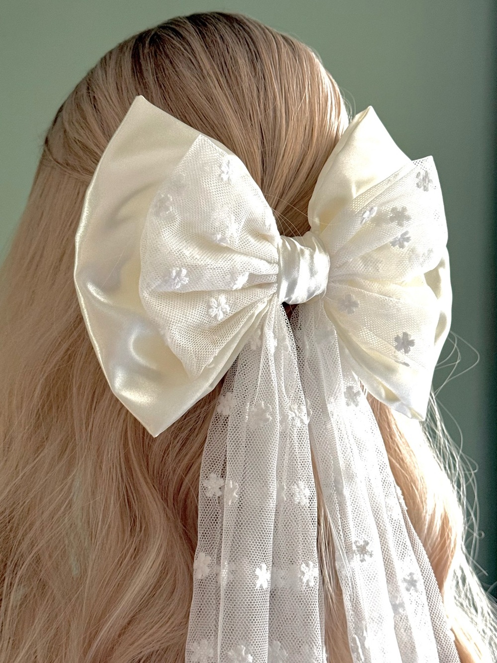 Elegant Oversized Ivory Satin & Embroidered Bow Veil with Long Tails. NWOT - Picture 5 of 6